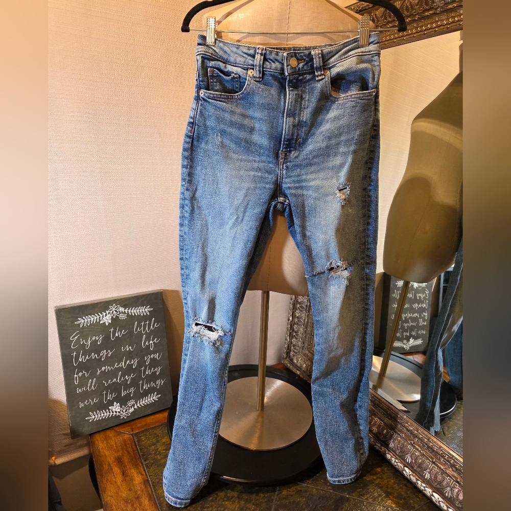 H&M "Vintage Skinny High Waist" Distressed Jeans. Sz 8.  EUC!
